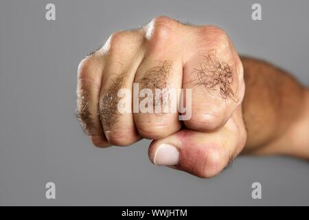 Homme poilu fisht libre expression sur fond gris Banque D'Images