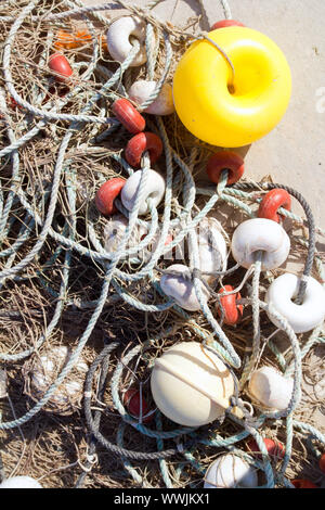 Professionnels de la pêche pour attaquer des bouées et des filets comme fisherboats Banque D'Images