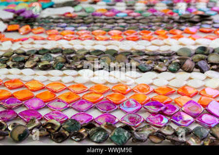 Collier bijoux colorés lignes orange rose noir et blanc Banque D'Images