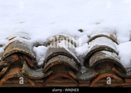 Âgés de un toit de tuiles sous la neige neige détail de l'architecture Banque D'Images