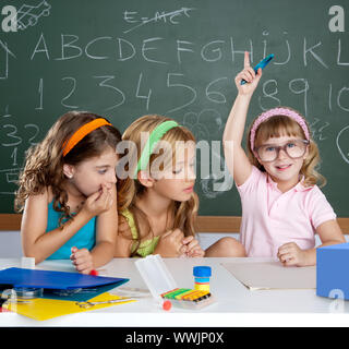 Enfants clever girl raising hand étudiant à l'école de classe Banque D'Images