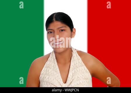 L'hispanic woman portrait maya avec le Mexique d'un drapeau Banque D'Images