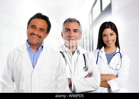 Plusieurs médecins expertise ethnique caucasienne indiennes à l'hôpital d'Amérique latine Banque D'Images