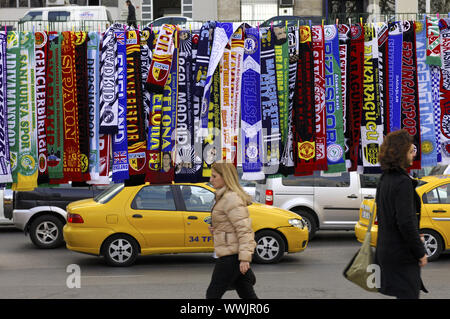 Foulards colorés comme footbal marchandise, Istanbul Banque D'Images