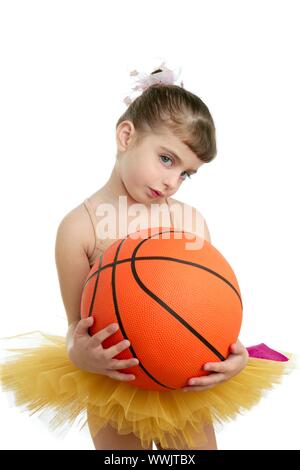 Petite fille ballerine avec basket orange ball dans ses mains Banque D'Images