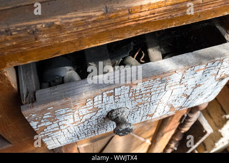 Ajar vieille boîte à outils. Une commode en bois. Peinture craquelée sur un coffre en bois Banque D'Images