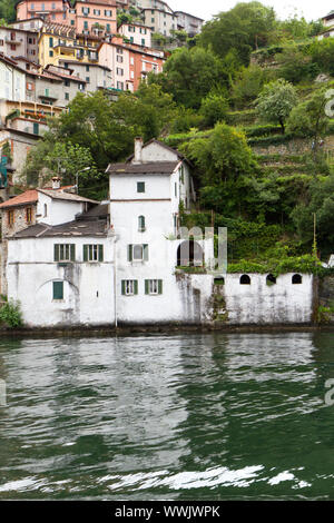 Le village de Nesso, sur le lac de Côme en Italie du nord Banque D'Images