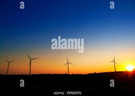 Aerogenerator éoliennes sur fond de ciel coucher de soleil Banque D'Images