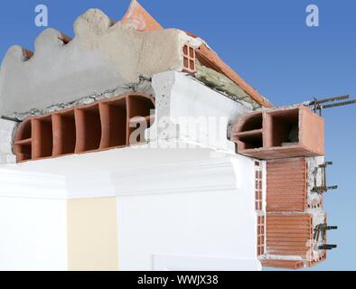 Mur de façade en briques de toit structure blocs de poutres en béton armé Banque D'Images
