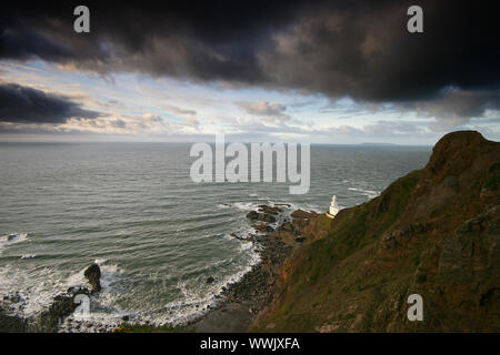 Hartland point lighthouse avec Lundy Island à l'horizon Banque D'Images