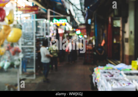 Image floue de personnes à pied à Bangkok. Banque D'Images