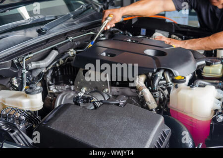 Vérifie le mécanicien voiture et nettoie les moteurs modernes. Banque D'Images