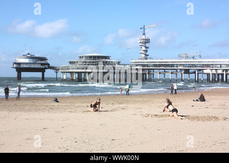 De Jetée de Scheveningen donne une vue magnifique sur le littoral et de la mer. Le métro est scellé avec de solides murs de verre et a de nombreux magasins. Banque D'Images