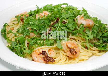 Spaghetti aux crevettes et salade de roquette Banque D'Images