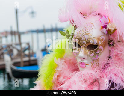 Venise : une personne en costume masqué non identifiés dans la place Saint Marc à l'occasion du Carnaval de Venise, 2010. Banque D'Images