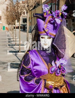Venise : une personne en costume masqué non identifiés dans la place Saint Marc à l'occasion du Carnaval de Venise, 2010. Banque D'Images