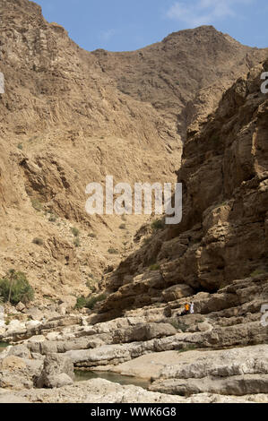 Falaises érodées dans le Wadi Shab, Sultanat d'Oman Banque D'Images