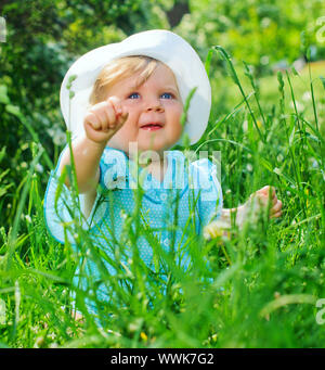 Clouse-up portrait joli petite fille assise dans l'herbe dans le parc Banque D'Images