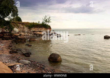 Scenic cliff avec sundstone couches. les rochers sur la rive de la mer Baltique. Orage d'époque. Banque D'Images