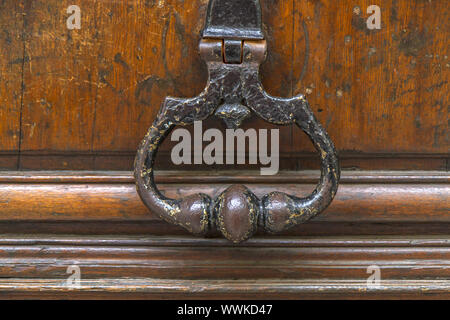 Poignée de porte en métal antique sur porte en bois Banque D'Images