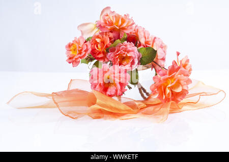 Bouquet de roses dans un vase en verre Banque D'Images