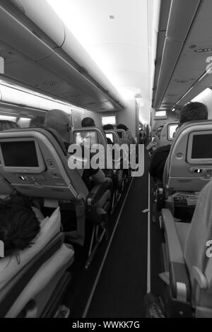 Cabine de l'avion avec les passagers Banque D'Images