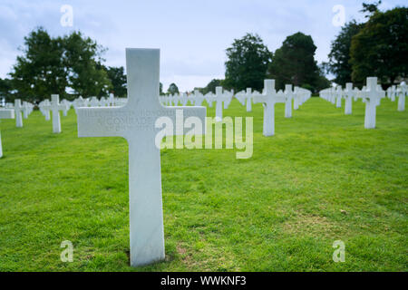 Omaha Beach, Normandie / France - 16 août 2019 : pierre tombale d'une tombe anonyme et soldat inconnu au cimetière américain de Omaha Beach Banque D'Images