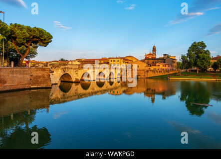 La belle architecture de l'empire romain pont de Tibère, Ponte di Tiberio ou pont d'Auguste, Rimini, Italie Banque D'Images