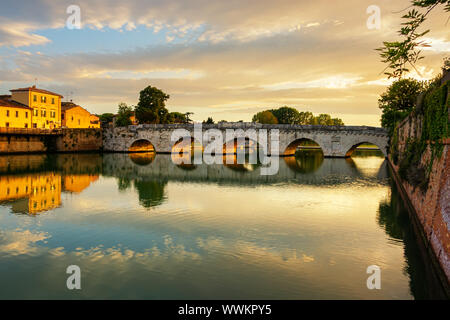 Beau paysage d'architecture de l'empire romain pont de Tibère, Ponte di Tiberio ou pont d'Auguste, Rimini, Italie Banque D'Images