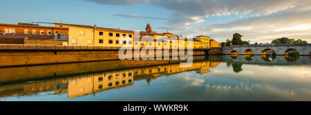 Beau panorama de l'architecture empire romain pont de Tibère, Ponte di Tiberio ou pont d'Auguste, Rimini, Italie Banque D'Images