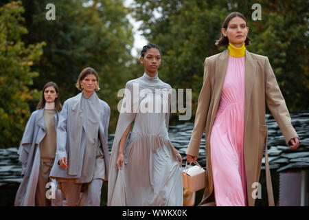 Modèles sur le podium lors de Roksanda show durant le printemps/été 2020 Semaine de la mode à la Serpentine Gallery, Londres. Banque D'Images