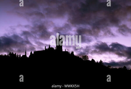 Silhouette du château sur la colline ciel nuageux Banque D'Images