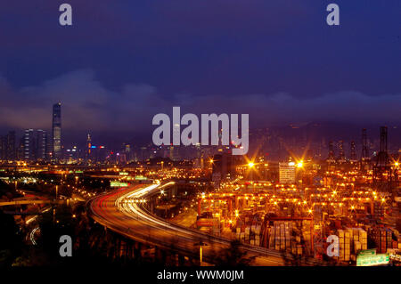 Trafic dans Hong Kong at night Banque D'Images