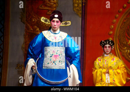 HONG KONG - le 21 mai, un opéra cantonais est montrant au cours de Cheung Chau Bun Festival à Cheung Chau, Hong Kong le 21 mai 2010. Banque D'Images