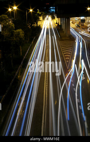 Trafic dans Hong Kong at night Banque D'Images