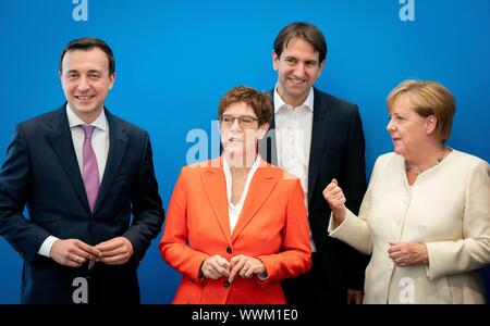 Berlin, Allemagne. 16 Sep, 2019. Paul Ziemiak (l-r), Secrétaire général de la CDU, Annegret Kramp-Karrenbauer (CDU), Ministre fédéral de la Défense et président fédéral de la CDU, Andreas Jung (CDU), membre du Bundestag allemand et vice-président du groupe parlementaire CDU/CSU, et la Chancelière Angela Merkel (CDU) participer à la réunion du Comité exécutif fédéral de la CDU dans la Konrad-Adenauer-Haus. Credit : Kay Nietfeld/dpa/Alamy Live News Banque D'Images