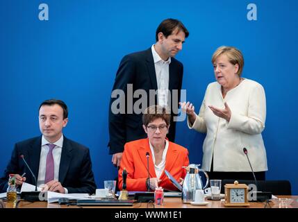 Berlin, Allemagne. 16 Sep, 2019. Paul Ziemiak (l-r), Secrétaire général de la CDU, Annegret Kramp-Karrenbauer (CDU), Ministre fédéral de la Défense et président fédéral de la CDU, Andreas Jung (CDU), membre du Bundestag allemand et vice-président du groupe parlementaire CDU/CSU, et la Chancelière Angela Merkel (CDU) participer à la réunion du Comité exécutif fédéral de la CDU dans la Konrad-Adenauer-Haus. Credit : Kay Nietfeld/dpa/Alamy Live News Banque D'Images