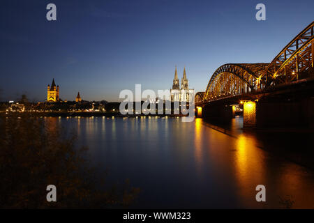 La cathédrale de Cologne - Cologne, Groß St. Martin et pont Banque D'Images