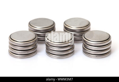Les batteries au lithium pile bouton, sur fond blanc Banque D'Images