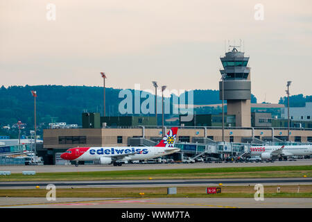 Zurich, Suisse - le 19 juillet 2018 : l'aéroport de Zurich paysage extérieur de bâtiment de jour Banque D'Images
