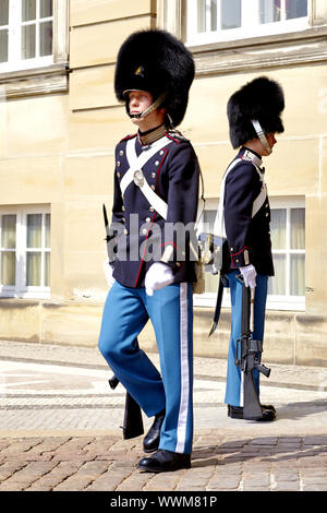 Relève de la garde à l'avant d'Amalienborg Banque D'Images