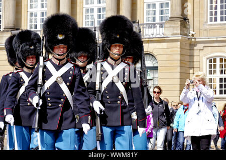 Relève de la garde à l'avant d'Amalienborg Banque D'Images