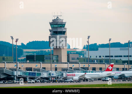 Zurich, Suisse - le 19 juillet 2018 : l'aéroport de Zurich paysage extérieur de bâtiment de jour Banque D'Images