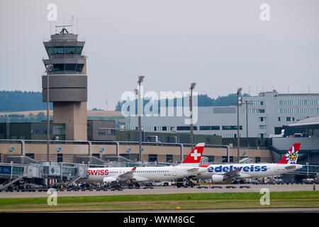 Zurich, Suisse - le 19 juillet 2018 : l'aéroport de Zurich paysage extérieur de bâtiment de jour Banque D'Images