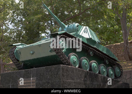 Bakhtchyssaraï, Crimée, Russie - le 22 juillet 2019 : T-70 tank au cimetière fraternel de soldats soviétiques dans la ville de Bahchisaraja, Crimée Banque D'Images