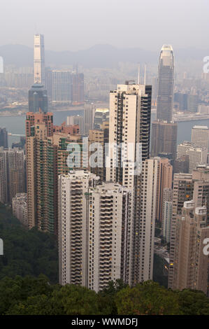 Voir dans la soirée sur le gratte-ciel dans le district central de la mer et le port de Victoria pour le district Kowloon Banque D'Images
