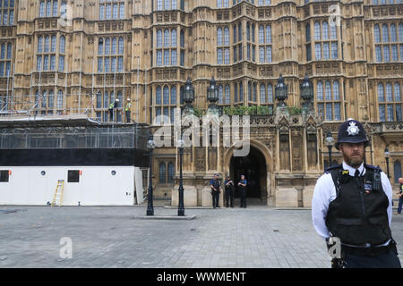 Londres, Royaume-Uni. 16 septembre 2019. Les travailleurs au Palais de Westminster couverts dans l'échafaudage dans le cadre de programme de restauration afin de permettre des travaux de construction essentiels à prendre place. Le Parlement a été suspendue jusqu'à 14 octobre que les politiciens ne siègent actuellement Crédit : amer ghazzal/Alamy Live News Banque D'Images