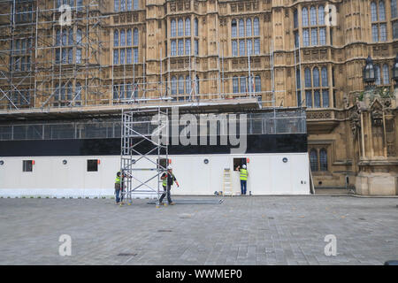 Londres, Royaume-Uni. 16 septembre 2019. Les travailleurs au Palais de Westminster couverts dans l'échafaudage dans le cadre de programme de restauration afin de permettre des travaux de construction essentiels à prendre place. Le Parlement a été suspendue jusqu'à 14 octobre que les politiciens ne siègent actuellement Crédit : amer ghazzal/Alamy Live News Banque D'Images