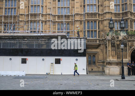 Londres, Royaume-Uni. 16 septembre 2019. Les travailleurs au Palais de Westminster couverts dans l'échafaudage dans le cadre de programme de restauration afin de permettre des travaux de construction essentiels à prendre place. Le Parlement a été suspendue jusqu'à 14 octobre que les politiciens ne siègent actuellement Crédit : amer ghazzal/Alamy Live News Banque D'Images
