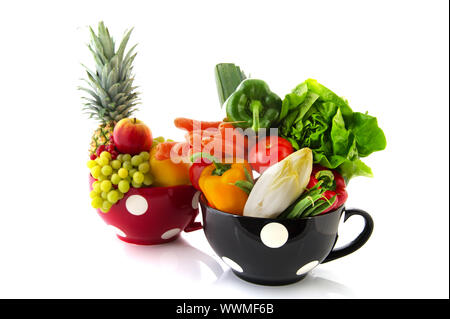 Noir et rouge tasse pleine de fruits et légumes Banque D'Images